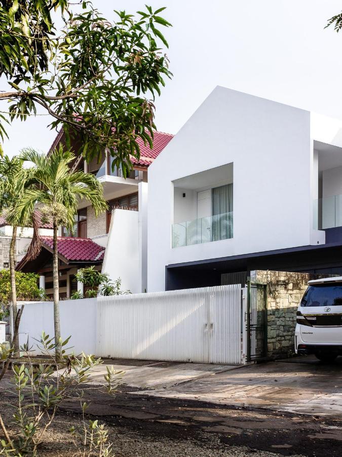 Luxury 4-Bedroom West Jakarta House - Villa 48 Vila *